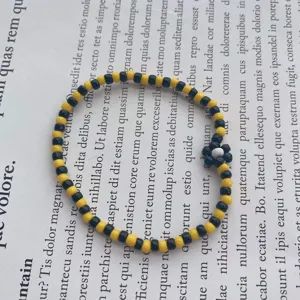 Braccialetto di perline giallo e nero in stile coreano carino con ciondolo a margherita.