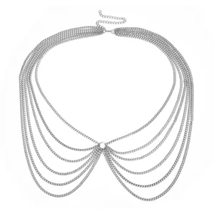 Detailaufnahme der silbernen mehrlagigen Kette mit filigranen Gliedern und Glanz.