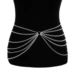 Detailansicht der mehrschichtigen silbernen Körperkette mit geometrischen Quasten.