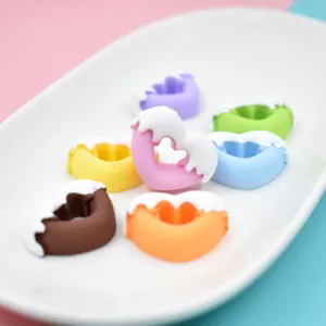 Makroaufnahme von farbenfrohen herzförmigen Donut-Harz-Anhängern für DIY-Handyhüllen-Bastelarbeiten