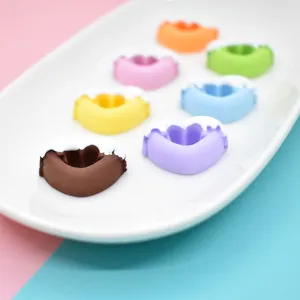 Makroansicht bunter herzförmiger Harz-Donut-Anhänger für die DIY-Handyhüllendekoration