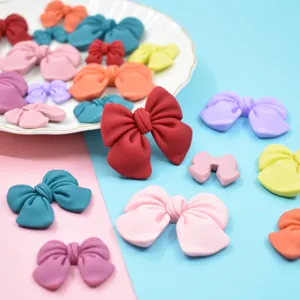 Detailansicht bunter DIY-Resin-Schleifen für Handyhüllen und Haarschmuck-Bastelarbeiten