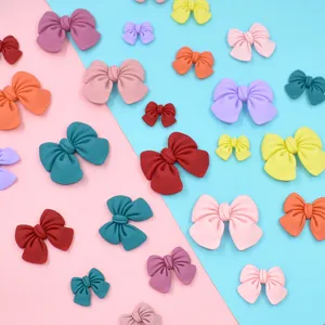 Bunte Harzschleifen-Anhänger für DIY-Handyhüllen und dekorativen Haarschmuck im Set.