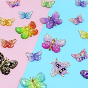 Gros plan de charms papillons en résine colorée avec des motifs dorés élégants