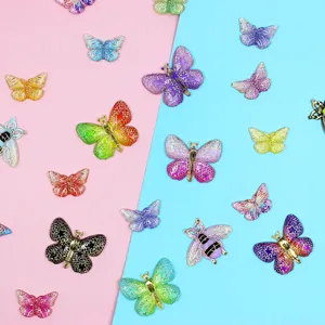 Vue détaillée d'accessoires papillon en résine colorée avec motifs dorés gaufrés