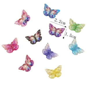 Gros plan de breloques papillons en résine colorée avec dorure, dimensions 2,2 cm x 1,5 cm