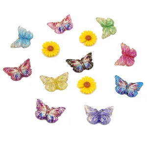 Vue détaillée de papillons en résine colorés et marguerites jaunes pour bijoux DIY faits