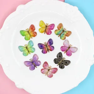 Gros plan de charms papillon colorés en résine dorée pour bijoux et bricolage DIY