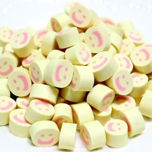 Makroaufnahme von rosa Smiley-Gesicht-Polymer-Perlen für die DIY-Handyhüllen-Dekoration