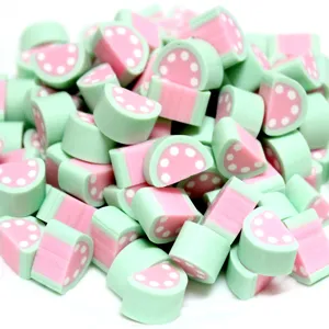 Nahaufnahme von pastellfarbenen Wassermelone-Polymer-Clay-Charms für DIY-Handwerk