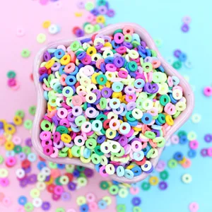 Nahaufnahme bunter Polymer-Heishi-Perlen in einer sternförmigen Schale für DIY-Projekte