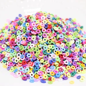 Makroaufnahme von bunten runden Fimo-Perlenscheiben für Slime und DIY-Schmuckherstellung.