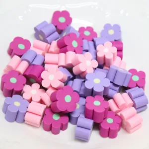 Detailansicht bunter Blumenperlen aus Fimo für DIY-Schmuck und Bastelarbeiten