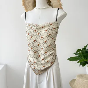 Chic haut camisole d'été femme motif monogramme écharpe, vêtement plage de vacances.