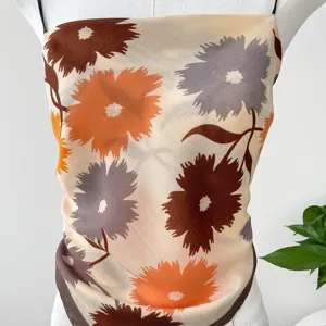 Haut chic en carré de soie floral, camisole d'été polyvalente pour les vacances à la plage.