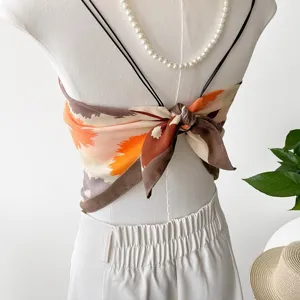 Vue détaillée du haut court tendance dos nu en foulard floral d'été sur mannequin blanc.