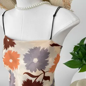 Détail de caraco à imprimé floral, haut d'été chic à bretelles fines pour femmes.