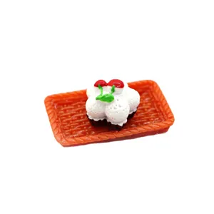 Modelo de pastel de estrella con cereza en miniatura sobre bandeja naranja para bricolaje