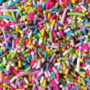 Gros plan détaillé de vermicelles colorés en pâte polymère pour loisirs créatifs DIY