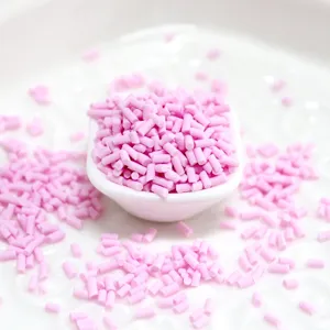 Gros plan macro de pépites de polymère rose cylindriques pour bricolage créatif