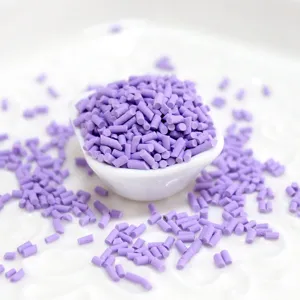 Gros plan de granulés de faux vermicelles violets pour le bricolage et la résine