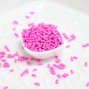 Gros plan détaillé de vermicelles cylindriques en pâte polymère rose vif pour décoration DIY