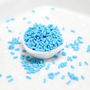 Vue macro détaillée de vermicelles cylindriques en pâte polymère bleu ciel pour loisirs