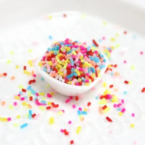 Vue macro détaillée de vermicelles colorés en pâte polymère pour coques de téléphone