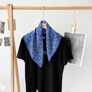 Sciarpa quadrata in cotone con stampa paisley blu da donna, versatile accessorio primaverile.