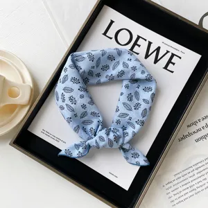 Piccolo fazzoletto quadrato in cotone blu con stampa floreale, foulard leggero da donna.