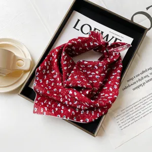 Foulard quadrato in cotone floreale rosso, bandana vintage da donna per moda primaverile.