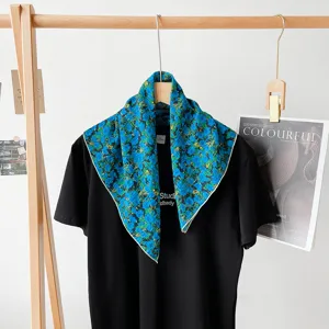 Foulard quadrato in cotone con fiori blu da donna, elegante accessorio primaverile.