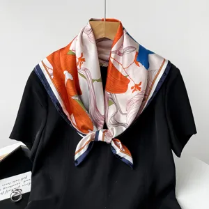 Détail en gros plan d'un foulard carré élégant avec de superbes motifs floraux colorés.