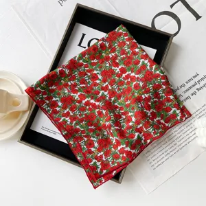 Foulard quadrato rosso in cotone con stampa floreale da donna, accessorio elegante primaverile.