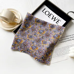 Piccolo foulard quadrato con stampa cachemire in cotone da donna accessorio dettagliato.