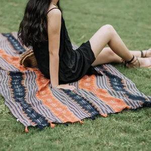 Ethnic style paisley print women shawl scarf versatile vintage outdoor picnic blanket accessory.
