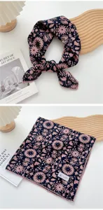 Foulard quadrato in cotone e lino con stampa floreale rosa, elegante sciarpa da donna chic.