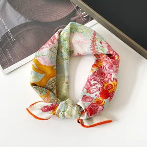 Detaillierte Nahaufnahme des eleganten bunten Seiden-Wolle-Tuchs mit feinem Print.