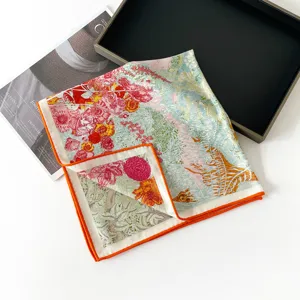 Luxurioser Seide-Wolle Quadrat-Schal mit lebhaftem Dschungel-Blumenprint und orangen Rollkanten.