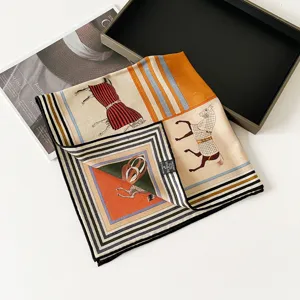 Seide-Wolle-Quadratschal mit elegantem Reiterpferde-Druck und luxuriösen Geschenkbox-Details.