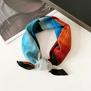 Nahaufnahme des bunten Seidenschals mit feiner gemusterter Textur und leuchtenden Farben.