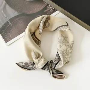 Elegantes Seidentuch mit Blumenmuster und gestreiftem Rand, ideal für Damenmode.