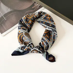 Detailansicht des edlen Seidentuchs mit feinem Paisley Muster und feiner Saumverarbeitung.