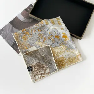 Luxuriöser Seide-Wolle-Quadratschal mit edlem zweiseitigem Print für elegante Damen.