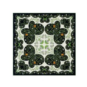 Primo piano dettagliato e nitido di un foulard quadrato in cotone con stampa floreale.