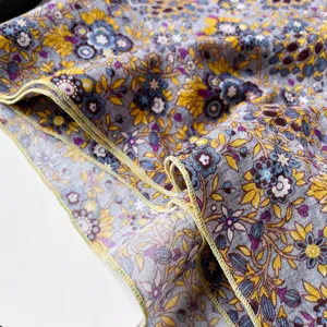 Sciarpa quadrata con stampa cachemire in cotone da donna, morbido accessorio moda primaverile.