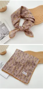 Dettaglio foulard quadrato in cotone e lino con stampa floreale vintage e bordo in pizzo.