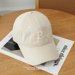Koreanischer Stil beige Baseballcap mit gesticktem Buchstabe P. Weiche Freizeitmütze für Damen.