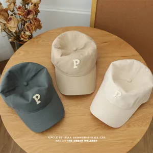Detailansicht der Freizeibaseballcap mit P-Buchstaben-Stickerei und weicher Krone für den Alltag.