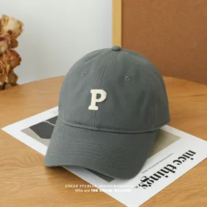 Graue Baseballkappe mit weißer Buchstaben-P-Bestickung, lässige weiche Sonnenschutzkappe.